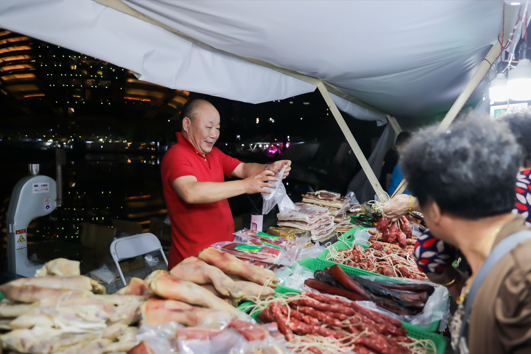 市民在杭州丰收节夜市采购农特产
