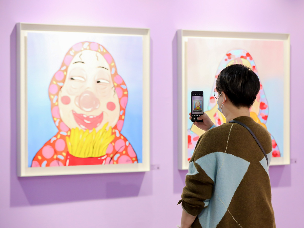 游客参观主题展览活动